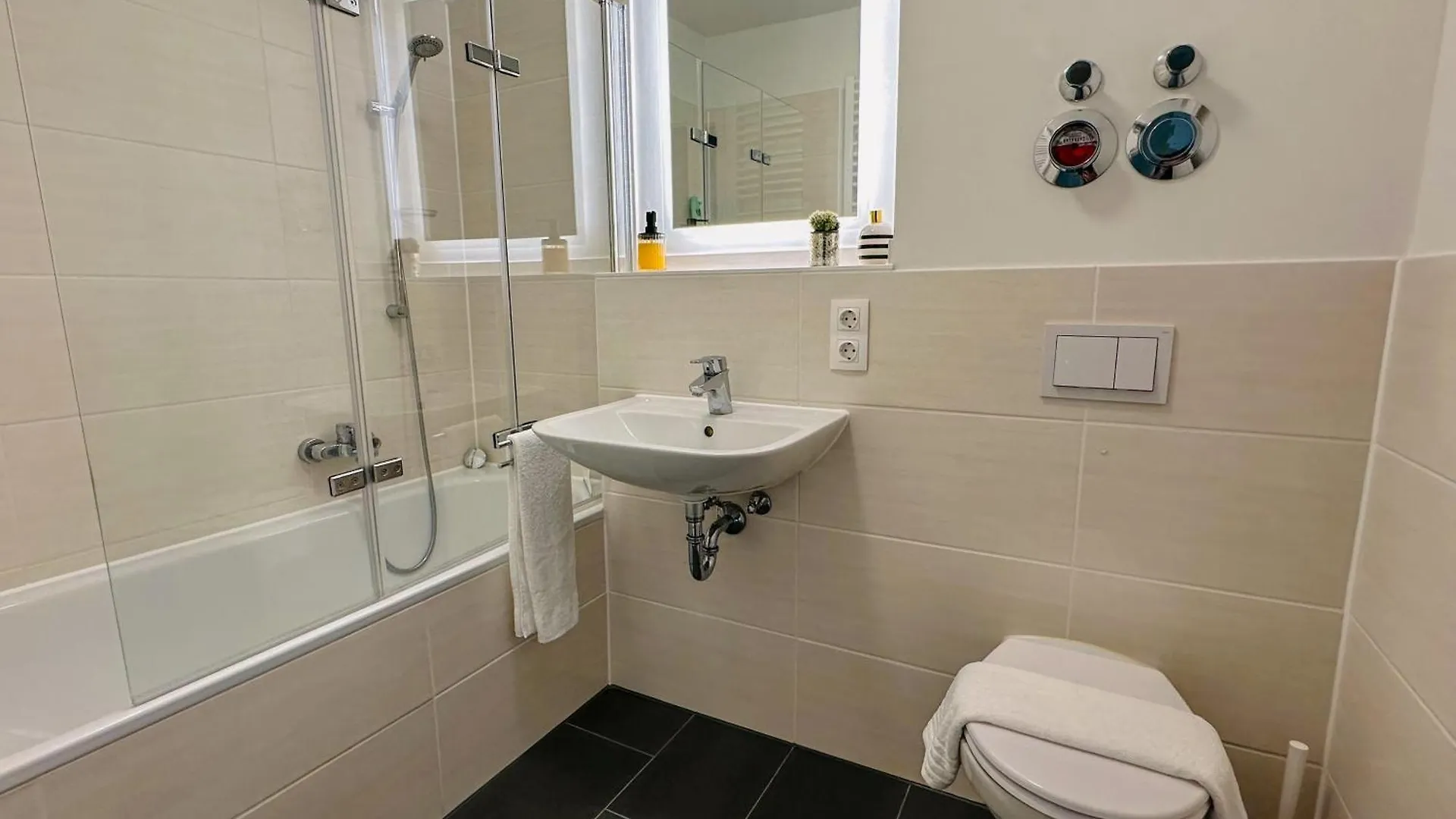 Cosy 4 Room Apartment With Free Parking, Balcony And Workspace Oberschleissheim
