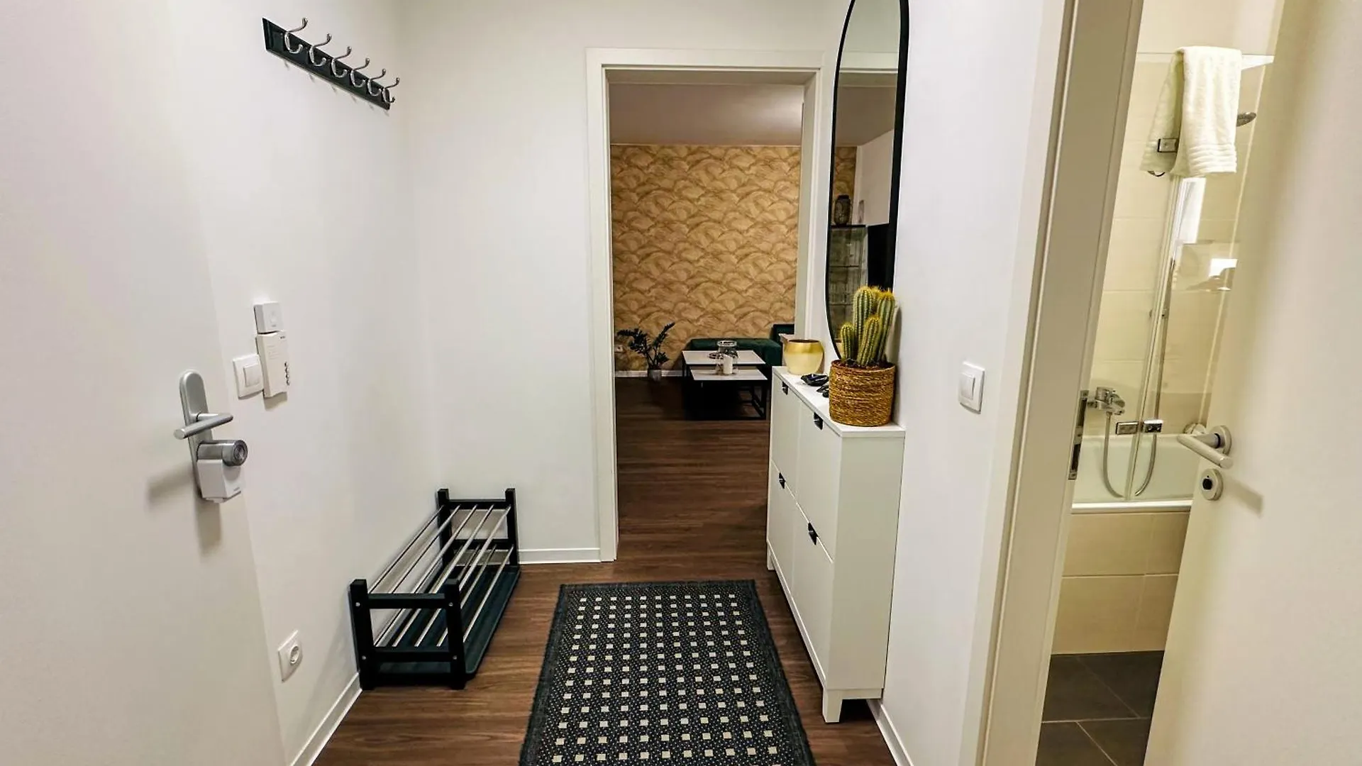 Cosy 4 Room Apartment With Free Parking, Balcony And Workspace Oberschleissheim