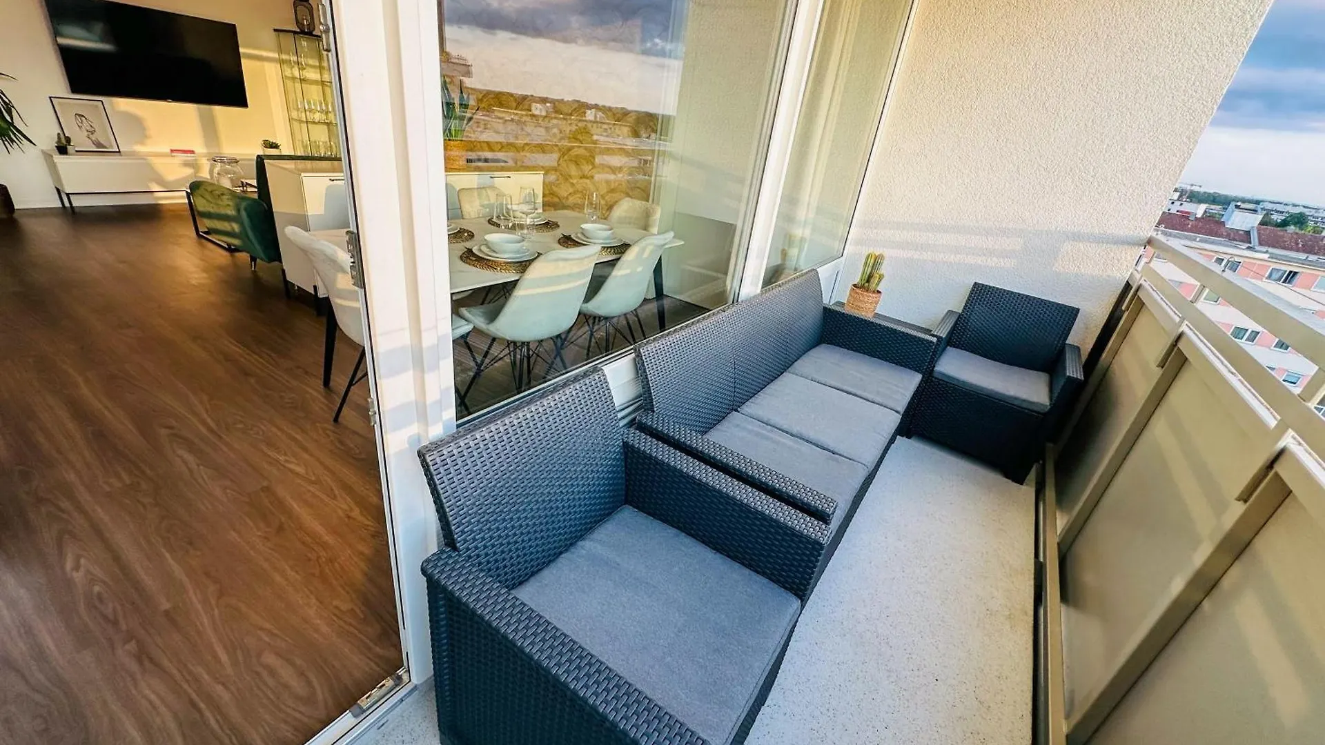 Cosy 4 Room Apartment With Free Parking, Balcony And Workspace Oberschleissheim Germany