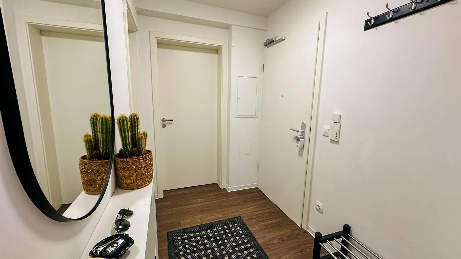 Cosy 4 Room Apartment With Free Parking, Balcony And Workspace Oberschleissheim 0*,