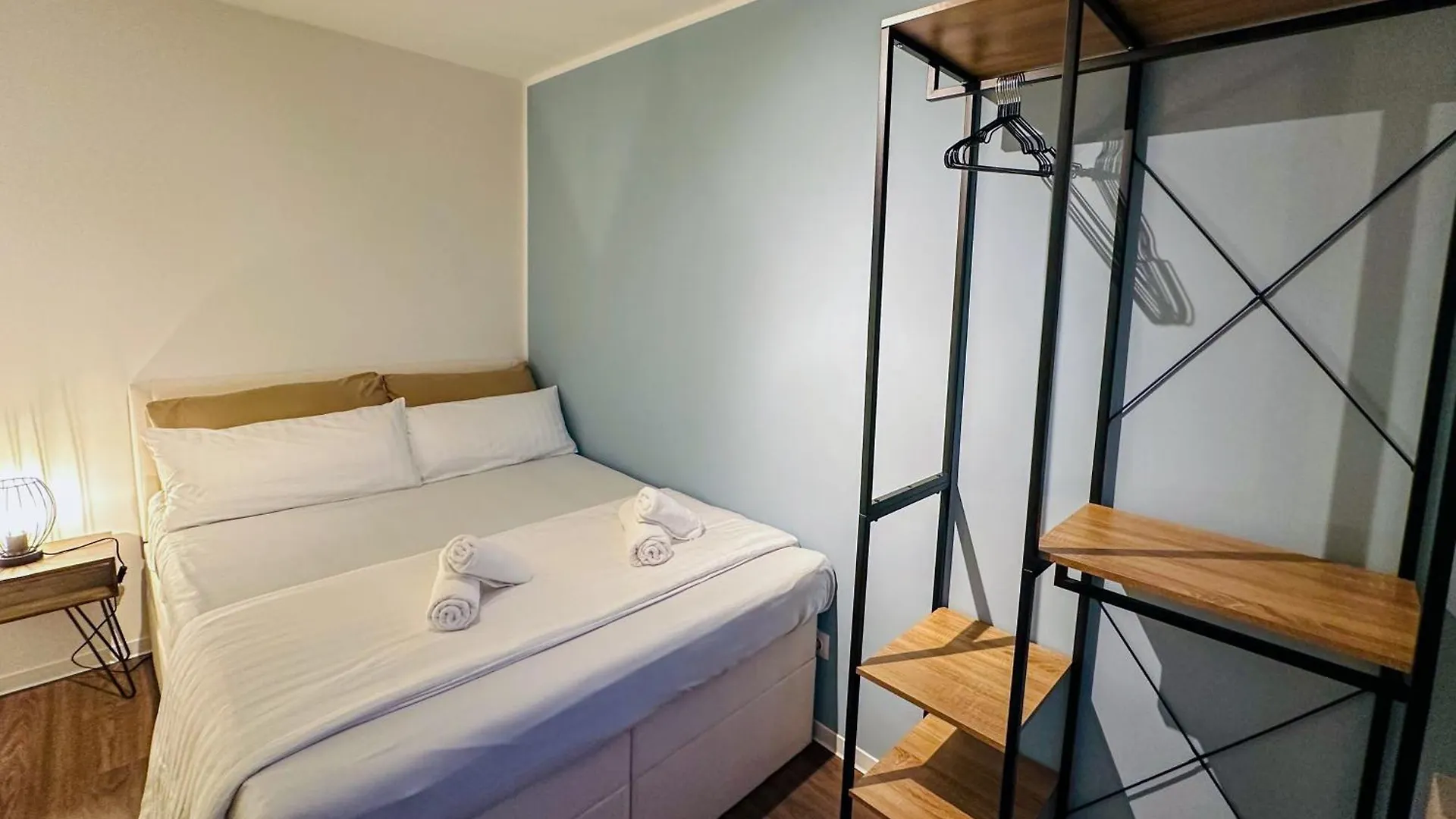 Cosy 4 Room Apartment With Free Parking, Balcony And Workspace Oberschleissheim