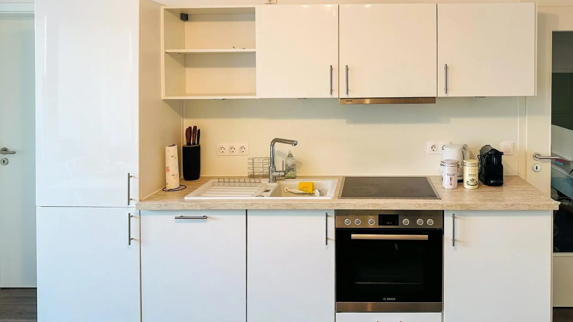 Cosy 4 Room Apartment With Free Parking, Balcony And Workspace Oberschleissheim