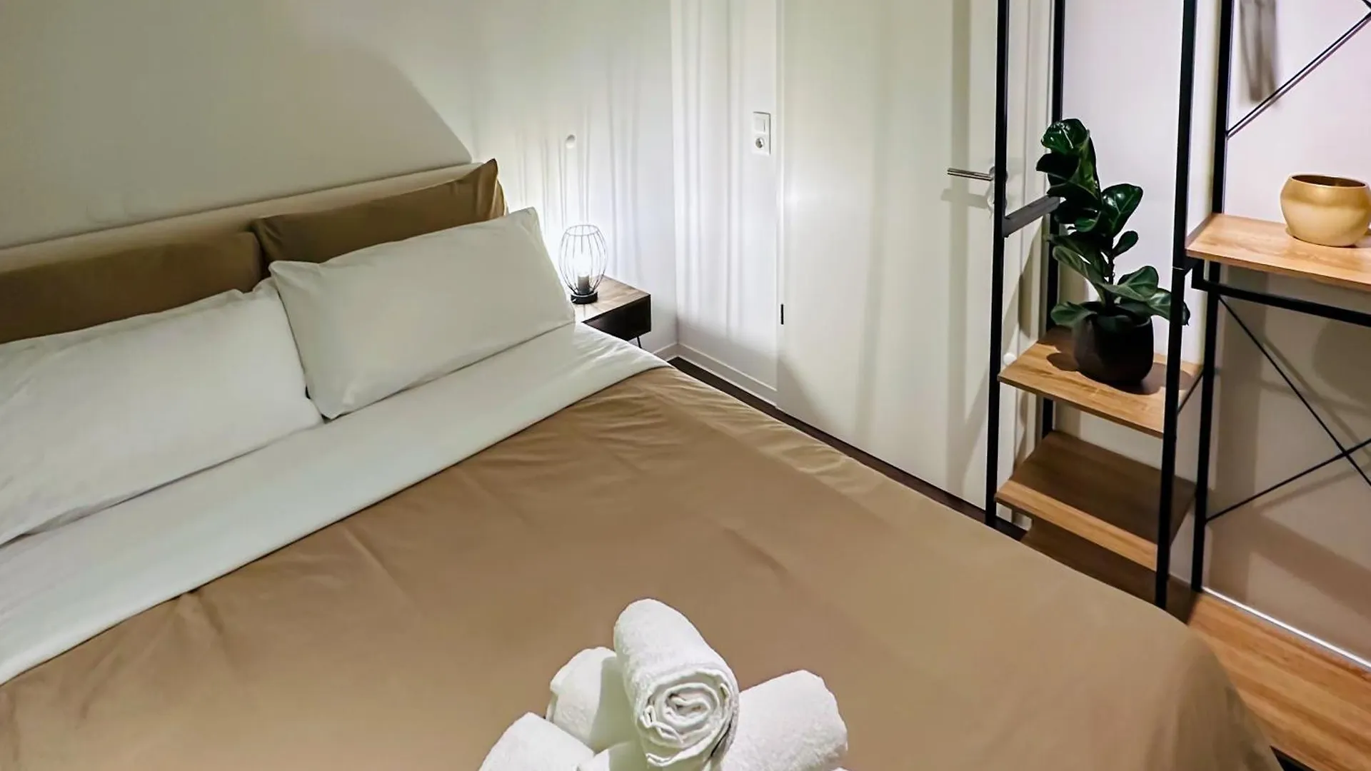 Cosy 4 Room Apartment With Free Parking, Balcony And Workspace Oberschleissheim Germany