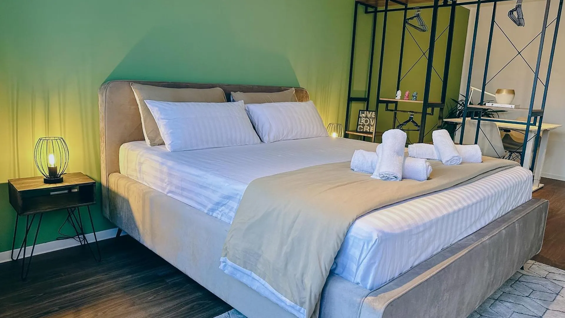 Cosy 4 Room Apartment With Free Parking, Balcony And Workspace Oberschleissheim