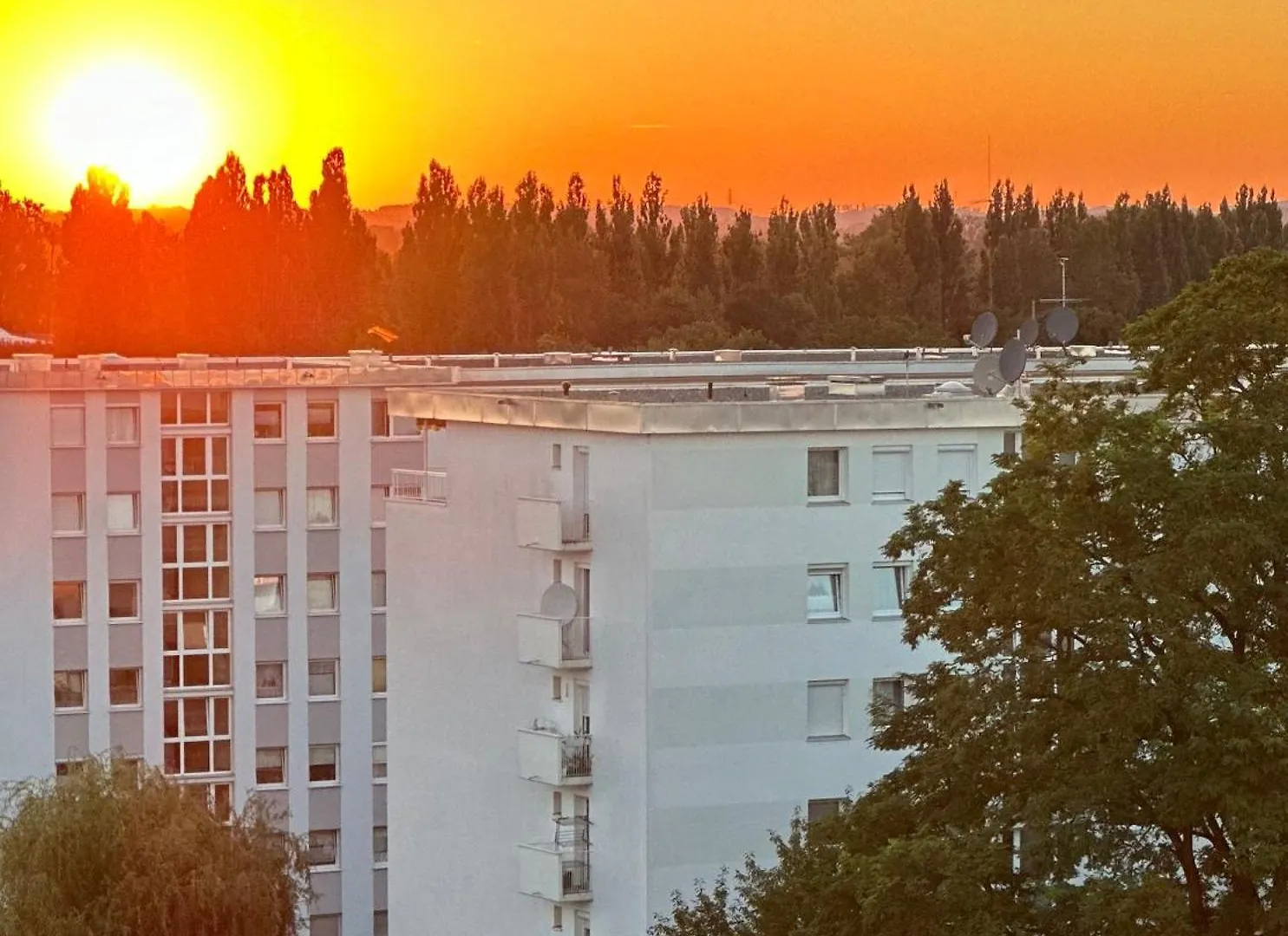 Cosy 4 Room Apartment With Free Parking, Balcony And Workspace Oberschleissheim Germany