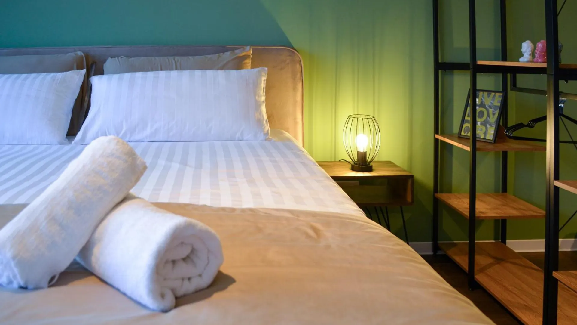 Cosy 4 Room Apartment With Free Parking, Balcony And Workspace Oberschleissheim Germany